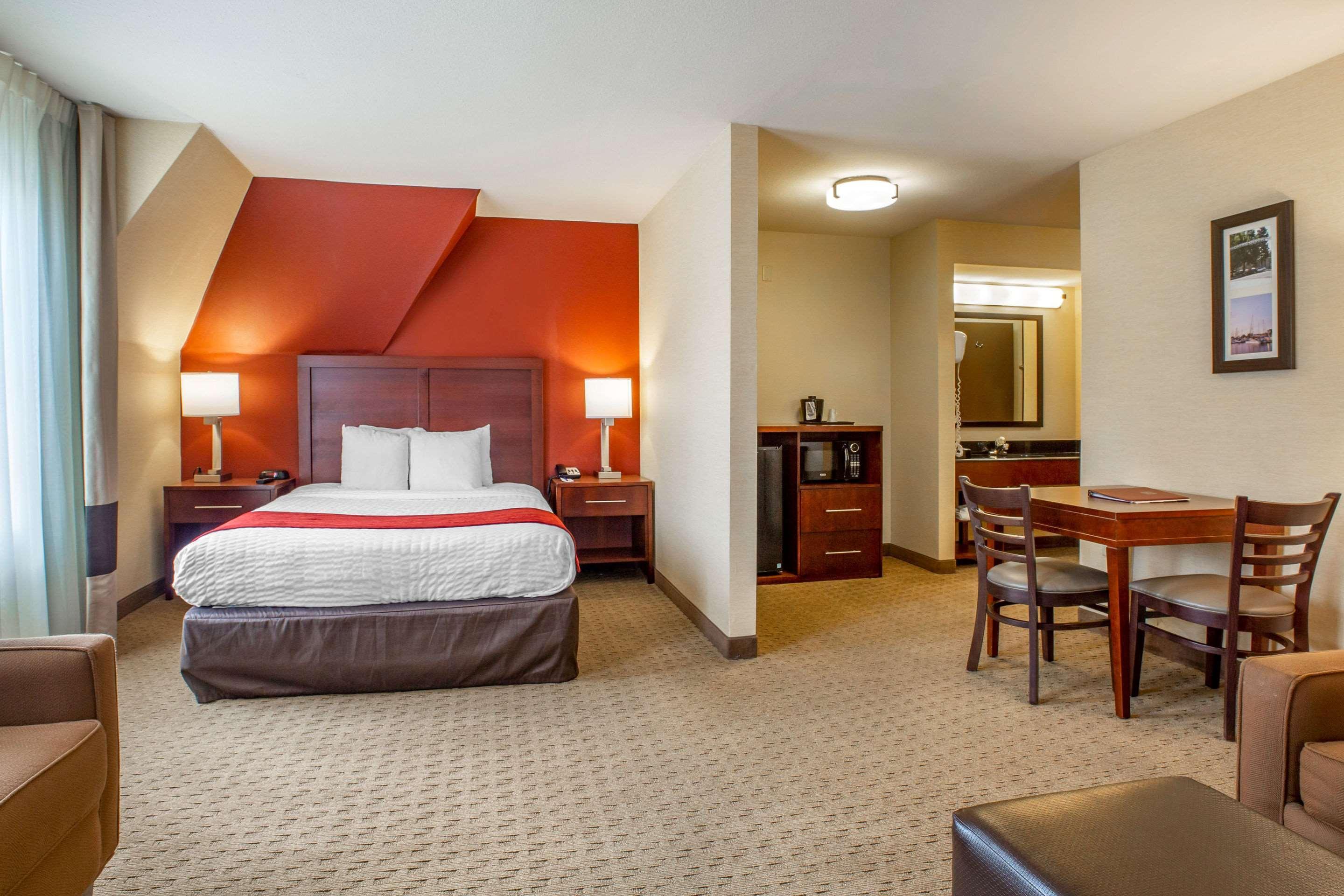 Comfort Redwood Hotel