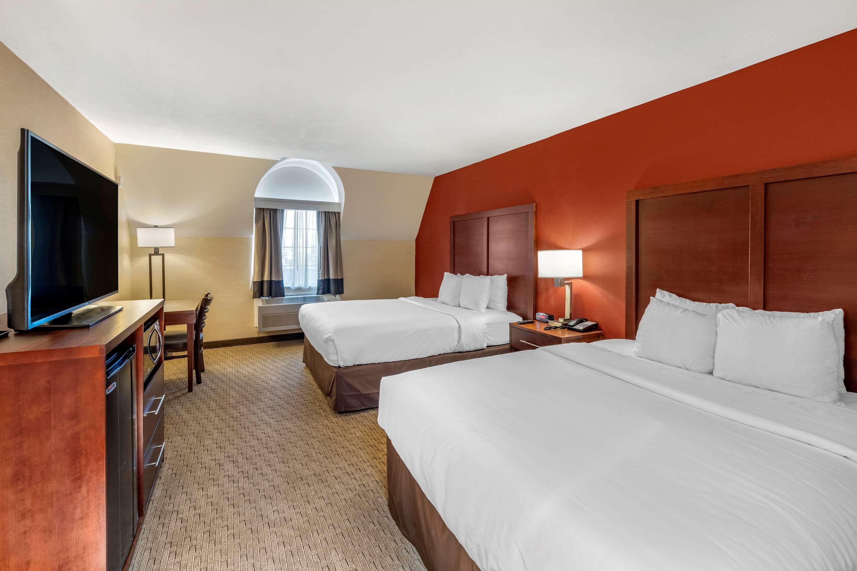 Comfort Redwood Hotel
